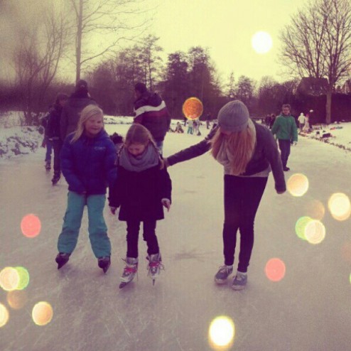 Schaatsen met zusje en daantje #schaatsen #natuurijs #winter #cold #girls #instawinter #instadaily