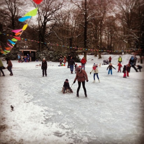 "den barre winter van 2013; een koude periode met sneeuw en ijs maakte dat ganse land de mogelijkheden van het schaatsenrijden opzocht."