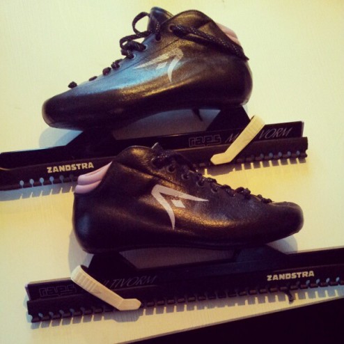 Schaatsjes alweer geslepen! Laat de ijsbaan maar los gaan! #natuurijs #schaatsen