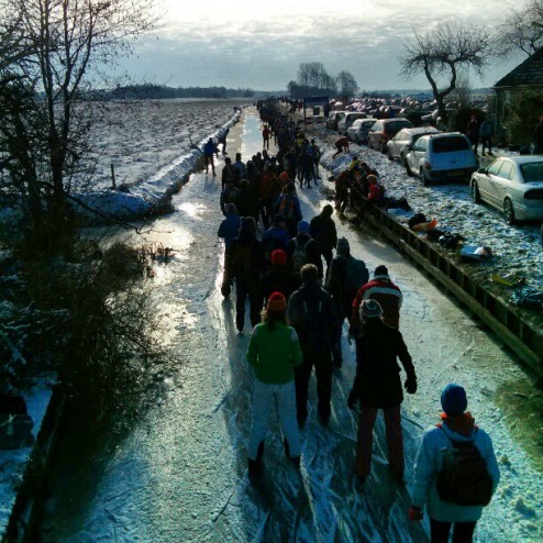 #winter #ice #natuurijs #speedskating #schaatsen #file #trafficjam #water #busy #klunen #picoftheday #photooftheday #nature #iceskating