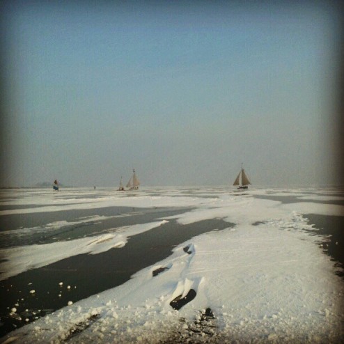 Ijszeilen Gouwzee #monnickendam #ice #wintertime #bluesky #snowfall #snow #snowtime #wintertraining #winterwonderworld #triathlon #triathlontraining #wintertriathlon #skating #instanaturelovers #instamood #netherlands #speedskating #barcas #barca #boats #ijszeilen