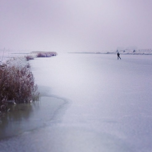 Op de Sloekreek bij Nieuwdorp is 1 iemand bezig. Het ijs kraakt nog wel. #natuurijs #natuurijszld