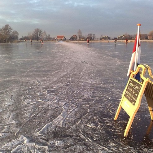 Wij wensen jullie allemaal hele fijne feestdagen en hopen jullie ook in 2015 weer te mogen verwelkomen! (en allemaal duimen voor #natuurijs) #TheetuinOverleek #waterland