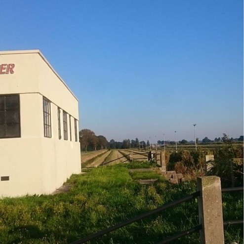 Zonder boer, geen ijs. #schudden #harken #pakjes #kortebaan #natuurijs #schaatsen #reedride