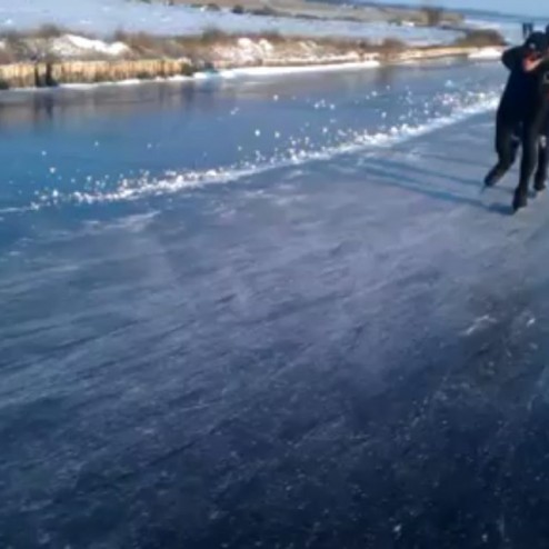 Jawel! #Nachtvorst! Dus het mag weer: speculeren over een strenge winter, schaatsen binnen handbereik, af en toe een inspectieronde langs de Beulakerwijde en misschien, net als in 2013, weer zwieren over het Blokzijler kanaal. #natuurijs #hijkomt #elfstedentocht #schaatsen