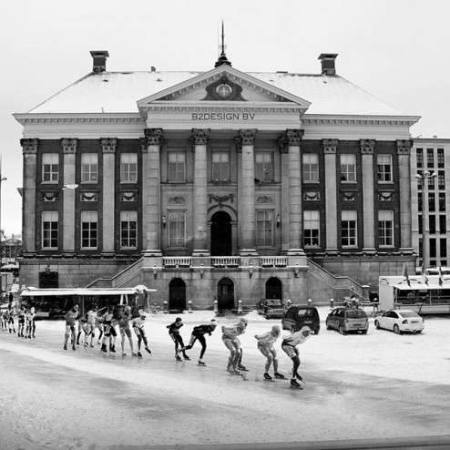 Surreal Frozen city of Groningen, ice skating on streets these days..ludieke bewerking voor B2Design BV #groningen #iceskating #frozen #streetlife #fotosoep #b2design #marathon #natuurijs #grotemarktgroningen #stadhuis