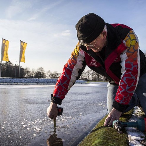 Op de schaatsbaan in Haaksbergen wordt de dikte van het ijs gemeten: ongeveer 19 millimeter. Voor de primeur van de eerste wedstrijd van het jaar op natuurijs is tenminste 3 centimeter nodig. © ANP
#ijs #natuurijs #schaatsen #winter