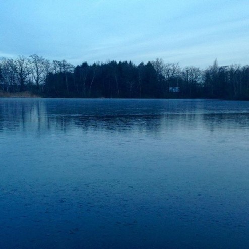 No filter! Prachtig winterblauw waarbij we dromen van meer vrieskoude om dan nog eens te schaatsen #fingerscrossed #? #natuurijs #schaatsen #goodtimes