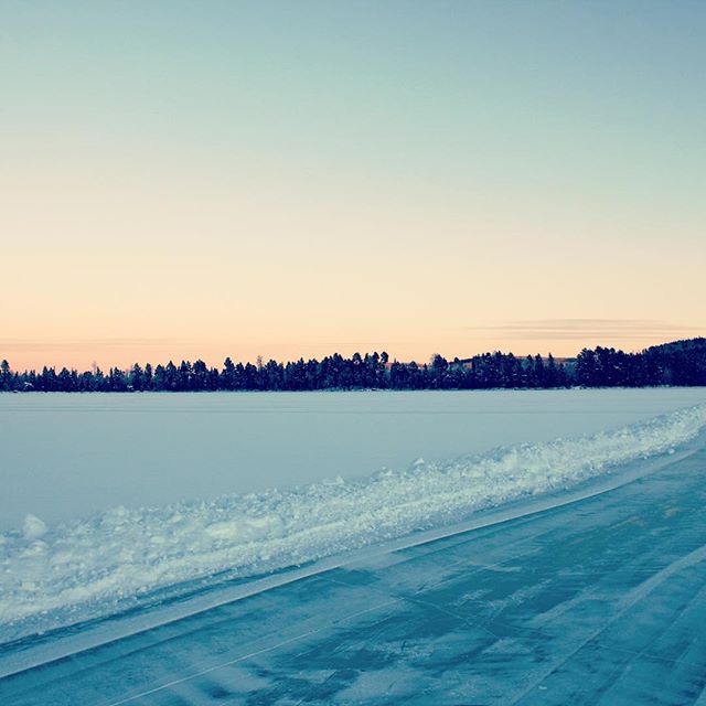 Ice skating rink in our village. And a nice weekend ahead...#iceskating #natuurijs #natuurijszweden #schaatsenopnatuurijs #skridskobana #revsundsisbana #bestofjamtland #visitswedennl #jämtland #revsund #revsundslake #lakerevsundssjön #revsundssjön