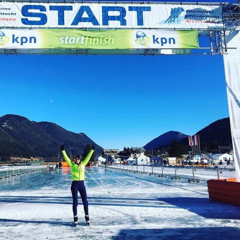 Terwijl Haaksbergen en Noordlaren 'vechten' om de eerste wedstrijd op #natuurijs, knoopt @vivijan (ja, onze Vivijan) vandaag haar schaatsen onder voor 200 (!) kilometer op de Weissensee. Go Vief!