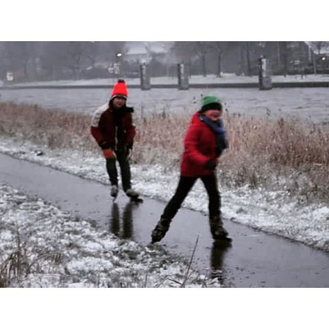 Schaatsen naast het Van Harinxmakanaal #schaatsen #straatsen #speedskating #winter #ijzel #ijzelvrij #ijs #ijsbaan #natuurijs #Leeuwarden #fryslan #street #streetskating #iceskating #ice