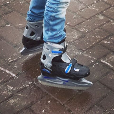 Schaatsen op de weg. Gewoon, omdat het kan...