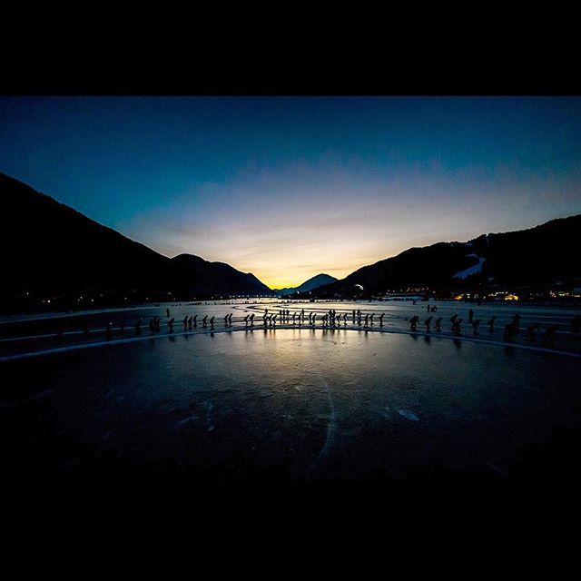 1500 toerrijders aan de start vanochtend... #poehoe #weissensee #spielplatzdernatur #natuurijs #alternatieveelfstedentochtweissensee #alternatieveelfstedentocht #200km #dooiijs