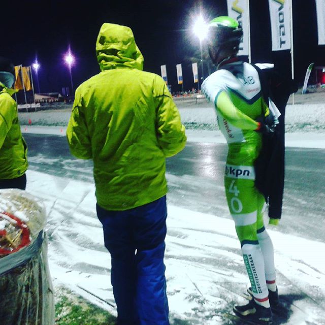 Jas aan en je ploeggenoten aanmoedigen! Ruben Wieberdink kon de zware koers helaas niet voltooien. #marathonschaatsen #natuurijs #Haaksbergen #winteriscoming #schaatsen #afzien #frozen