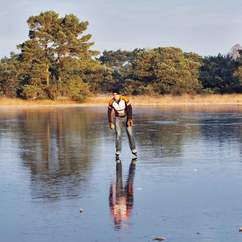 So beautiful to watch this morning, the first iceskater on the Hondenven. Used to skate in earlier years by myself. 
#natuurijs #ijsbaan #schaatsen #iceskating #schlittschuhlaufen #icerink #skatingrink #freezing  #Hondenven #Tubbergen #Twente #beleef_twente #overijssel #Harbrinkhoek @meteogroupweer #sportsphotography #actionshot #insta_mazing @nosop3 #reflection_shotz #loves_reflections #postcardsfromtheworld  #dutch_connextion #super_holland #ig_nederland #igholland @rtlnieuws #loves_netherlands #bestdutch #Haaksbergen