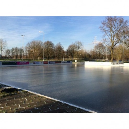 Bijna schaatsen op natuurijsbaan!

De natuurijsbaan bij het sportpark-zuid in Doetinchem is klaar voor de opening. Het ijs is helaas nog niet dik genoeg om te kunnen schaatsen, maar de organisatie hoopt de ijsbaan deze week te kunnen openen. Heb jij zin om te gaan schaatsen op natuurijs? #natuurijs #schaatsen #winter #doetinchem
