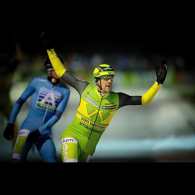 Gary Hekman wint de marathon van Haaksbergen voor Skmon Schouten en de schaatsbelg Bart Swings #haaksbergen #schaatsen #naturalice #speedskating #natuurijs #marathonschaatsen #vanwerven