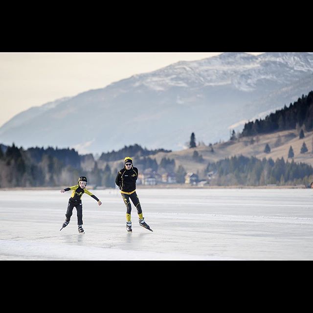 Morgen @skate4air dag op Weissensee. Wanneer het niet alleen om de tocht gaat, maar vooral om de vele verhalen. Waar 50km voor de één, soms een veel verder is dan 200km voor de ander... Vader en zoon, bijzonder verhaal. Morgen in AD! #weissensee #spielplatzdernatur #verhalen #natuurijs #skate4air #skate4air2016