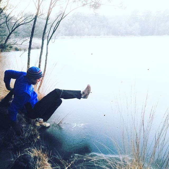 Go or no go, testing the ice. #zuidwolde #spokeplas #natuurijs #iceskating #viking