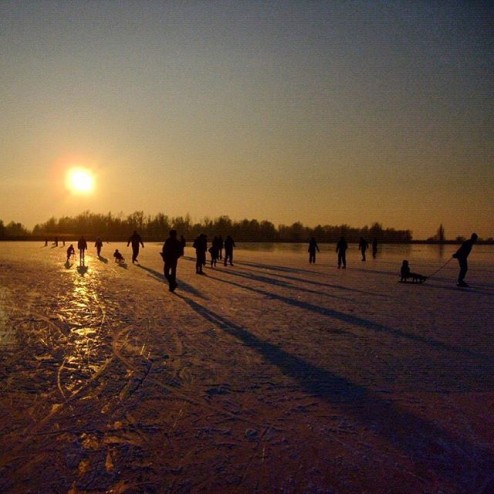 Jaaaa???????? laat het alsjeblieft flink vriezen, zodat we weer op natuurijs kunnen schaatsen!! #oostvaardersplassen #2008 #veeltelanggeleden #schaatsen #natuurijs #veelleukerdan400mbaan