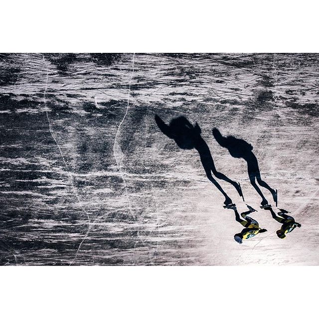 Dat zijn de betere schaatsfoto's. Schaduw schaatsen op de Weissensee. #natuurijs #schaatsen #weissensee #nature #skating