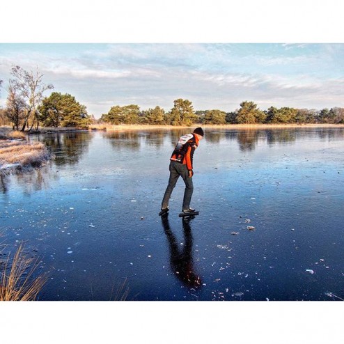 Twentse primeur voor écht natuurijs? Schaatsen op het flinterdunne ijs van het Hondenven vanmorgen. 
#natuurijs #ijsbaan #schaatsen #iceskating #schlittschuhlaufen #icerink #skatingrink #freezing  #Hondenven #Tubbergen #Twente #beleef_twente #overijssel #Harbrinkhoek #instatravel #vakantie @meteogroupweer #reflection_shotz #loves_reflections #postcardsfromtheworld  #dutch_connextion #super_holland @rtlnieuws #ig_nederland #igholland #loves_netherlands #bestdutch #Haaksbergen @nosop3