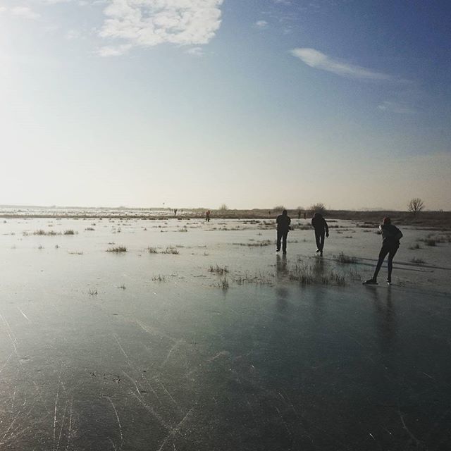 Schaatsen op natuurijs in de zon.. Love it!! #schaatsen #natuurijs #friesland #ice #skate #netherlands #nature