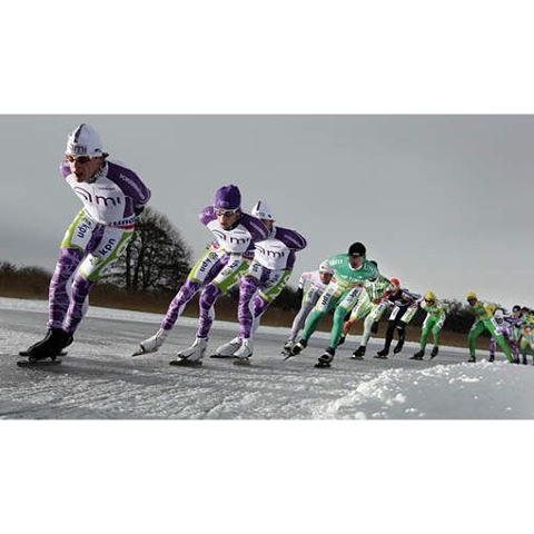 Marathonschaatsers wachten in spanning af: KOMT IE ER?? Komt ie er of niet? En waar? Die vragen houden marathonschaatsers al dagen bezig. De eerste marathon op natuurijs deze winter lijkt eraan te komen. #speedskating #iceskating #schaatsen #instagram #marathonschaatsen #marathon #natuurijs
