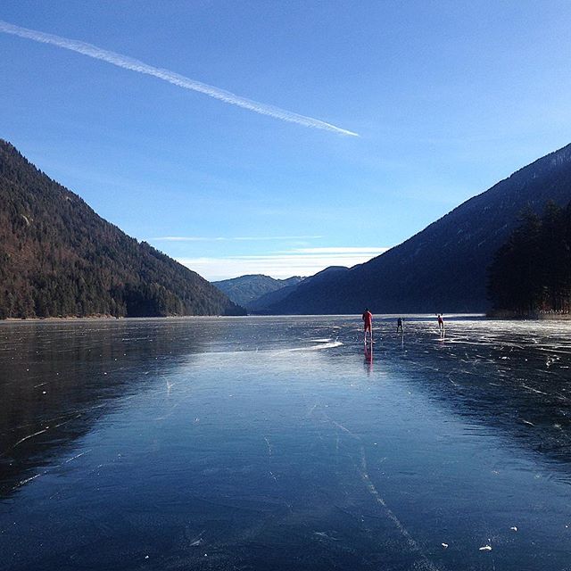 Wauw, zwart ijs en schaatsen tussen de bergen op het grote meer! #weissensee #genieten #natuurijs #glijIJs