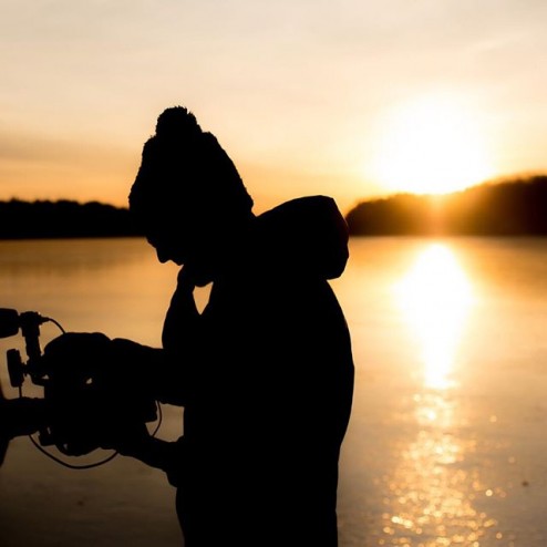 Sunset shoot in zweden op natuurijs van Falun voor @schaatsen.nl #schaatsen #natuurijs #sunset #ijs #fs700 #eslebedersport #eslebe #silhouette #filmproject #vorst #wanderlust #travelgram #outdoorexplore #visitsweden @bramsmallenbroek @runnwinterweek @kaffemannen #wak
