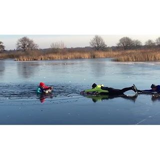 IJsmeester zakt door ijs!!
IJsmeester Jaco de Jeu van ijsclub De Blauwe Beugel in Rijsenhout is vrijdag zelf door het ijs gezakt. Op de Ankeveense plassen schatte de natuurijscoödinator de dikte van de ijsvloer te optimistisch in. Zijn schaatsmakkers konden hem - liggend op het ijs - na enkele minuten uit het water trekken. #schaatsen #speedskating #skating #ice #natuurijs