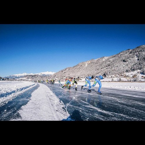 Mooi verhaal over de familie Hoolwerf op schaatsverhalen.nl!! Doet gelijk weer verlangen naar het echte natuurijs #weissensee #spielplatzdernatur #hoolwerf #natuurijs #oostenrijk #marathonschaatsen #schaatsen #speedskating #aftellen #hijkomtdaarsowieso