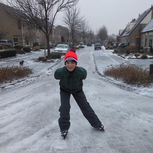 Heerlijk schaatsen op natuurijs! Gerard Kiewiet schrijft dat je in de hele wijk tochtjes kunt maken door de straten. #natuurijs #straat #straatfotografie #ijs #winter #january2016 #netherlands #ijzel #schaatsen