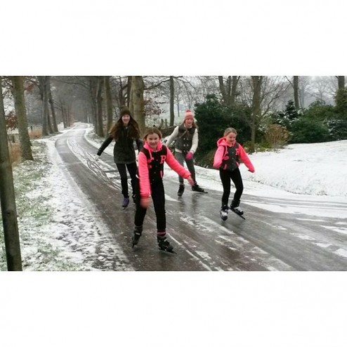 Ice skating on the road! ?????????
.
#ice #drenthe #iceskating #netherlands #holland #ijs #schaatsen #natuurijs #everyday #everydaydani